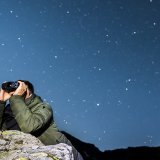 Les bénévoles de l'Organisation pour la protection des alpages aident à surveiller les troupeaux durant la nuit (archives). KEYSTONE/JEAN-CHRISTOPHE BOTT